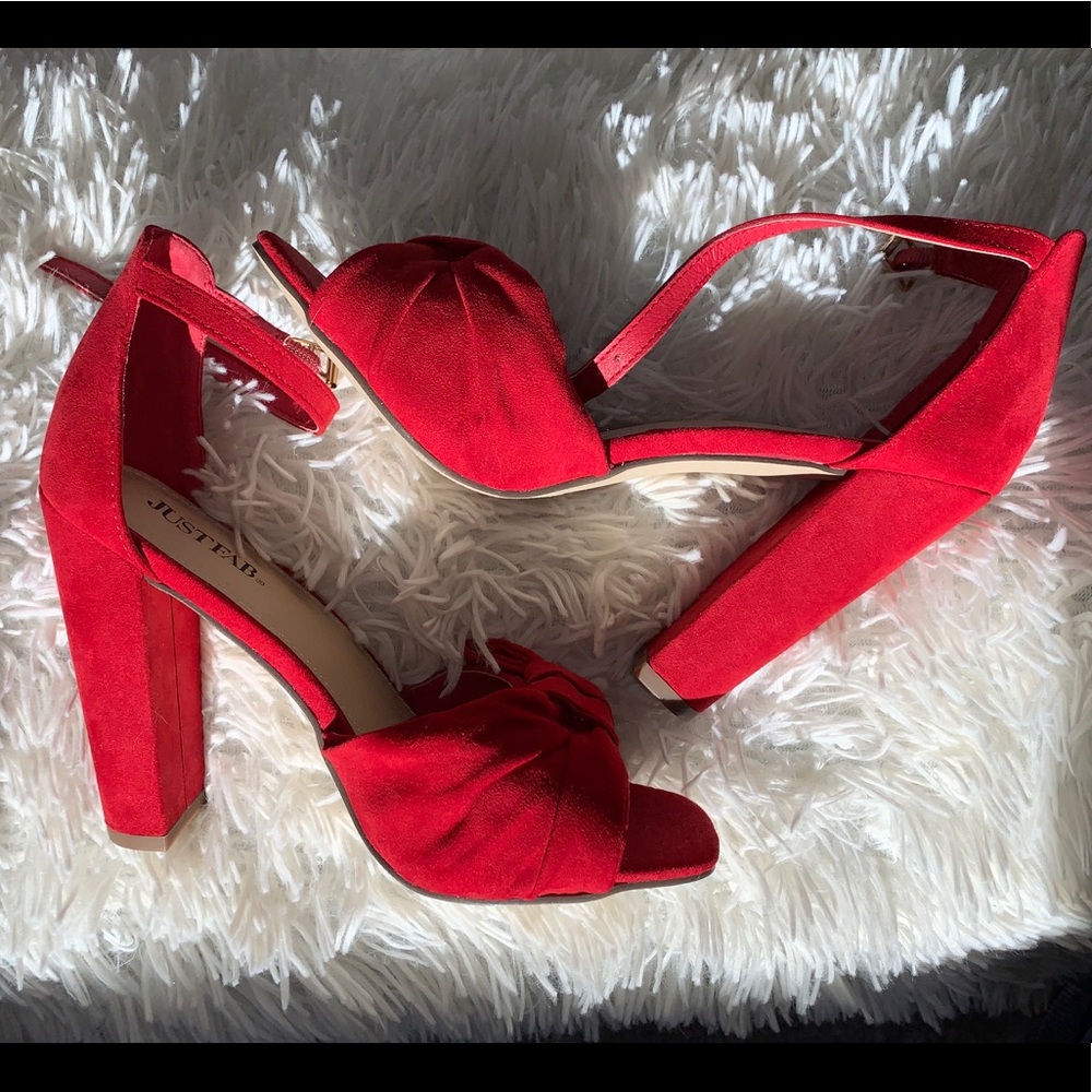 Red Seude Heels w Bow